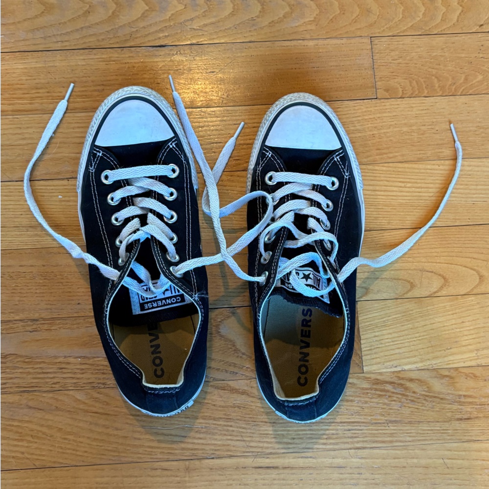 Converse - like new! Low top, dark navy, women’s size 8